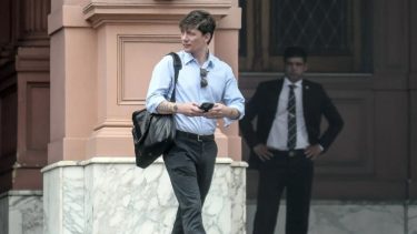«Imperium sine fine»: el mensaje de Santiago Caputo tras el fallo de YPF a favor de la Argentina