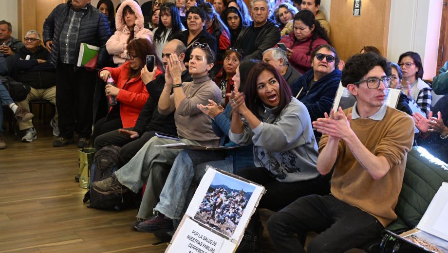 Tensa sesión en Bariloche por el pliego de licitación para hacer un relleno sanitario, cuyo proyecto volvió a comisiones. Foto: Chino Leiva 