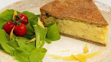 Tarta de cebollas caramelizadas y quesos, con base de masa integral