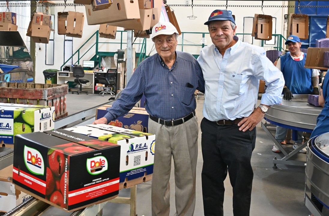 Toni Bianco y, a su derecha, su suegro Agustín Raimondo, quien le dio la mano que necesitaba para reconstruirse de cero en la fruticultura.