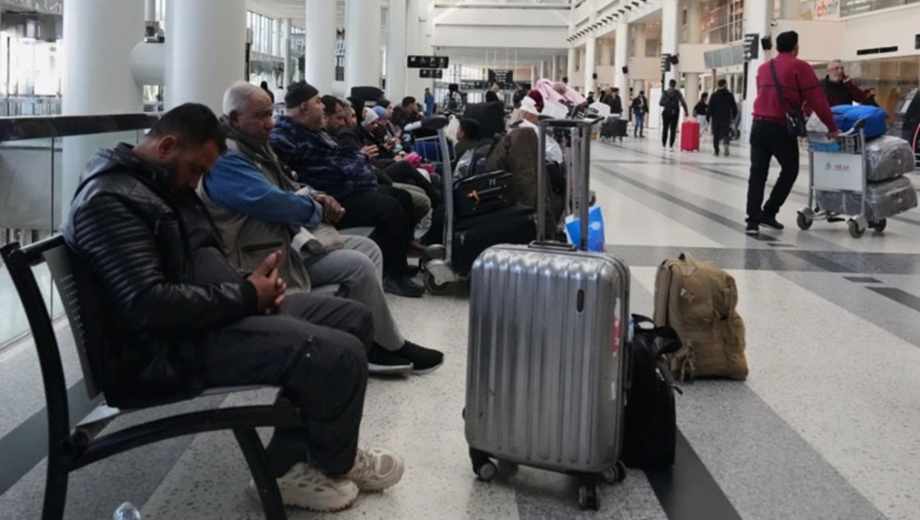 Pasajeros cuyos vuelos fueron cancelados esperan en la terminal de salidas del aeropuerto internacional. Foto: AP.-