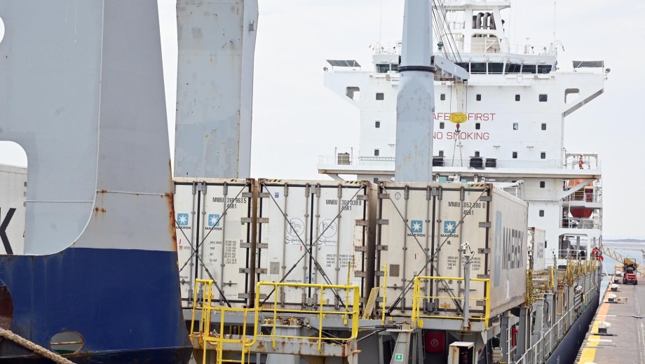 El embarque de frutas continúa por el puerto de San Antonio Este, Foto: Marcelo Ochoa.