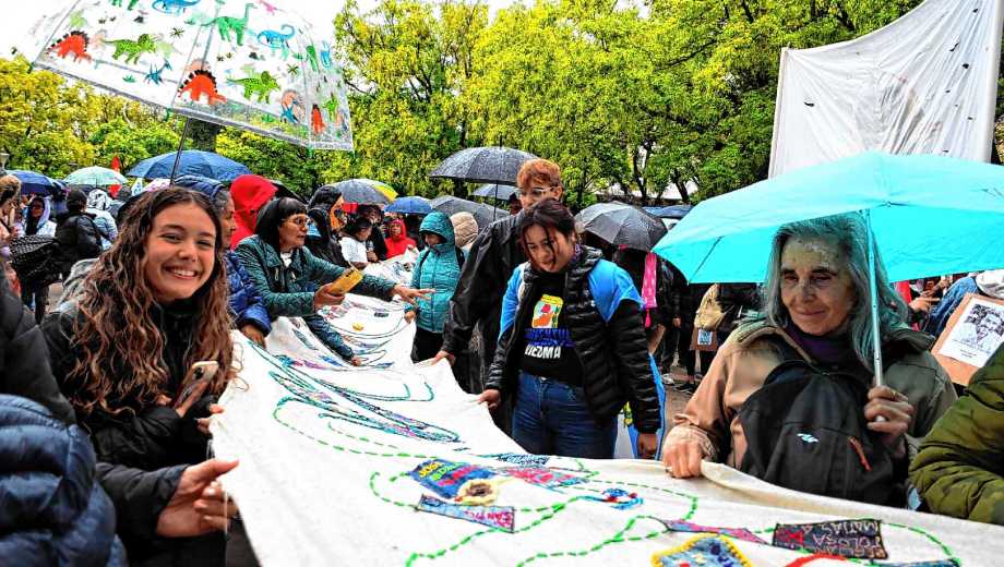 Bajo la lluvia, vecinos y organizaciones marcharon por el centro en un nuevo 24 de marzo. Foto: Marcelo Ochoa.