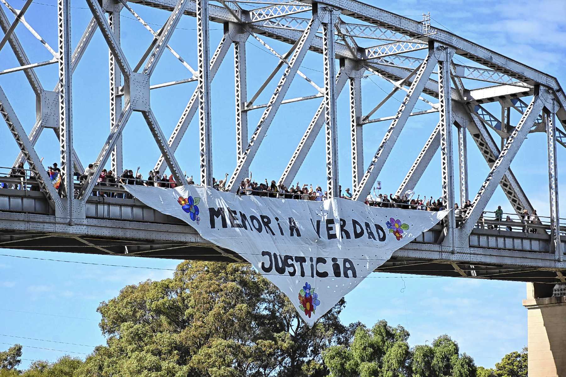 Se conmemoran los 50 años del golpe cívico-militar con marchas en Bariloche y la región