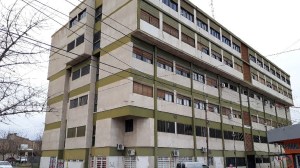 Imputan a siete personas por realizar una cirugía estética clandestina en el hospital de Villa Regina