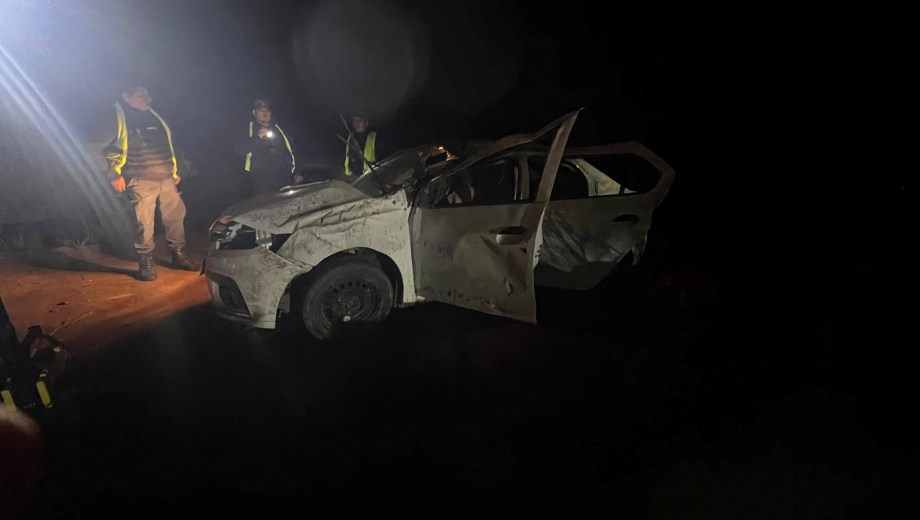 Vuelco sobre la Ruta 237. Foto: Gentileza Facebook Bomberos voluntarios de Picún Leufú. 