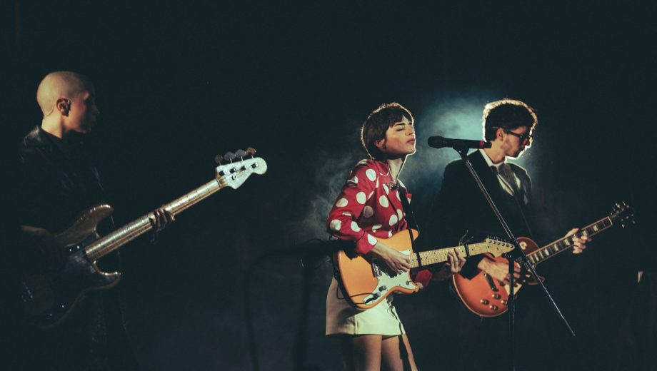 “Estoy empezando a tocar la guitarra eléctrica. Se está poniendo ruidosa la cosa”, dice Zoe Gotusso.