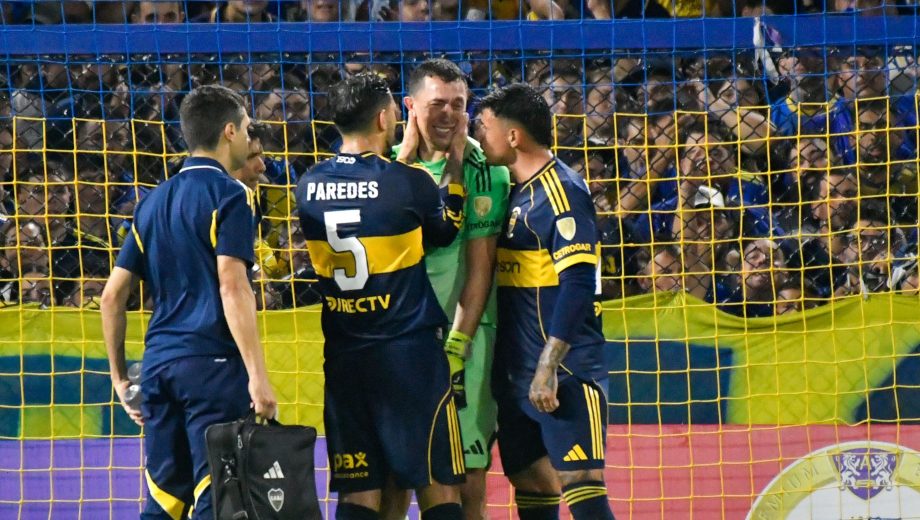 Marchesín rompió en llanto y fue consolado por sus compañeros antes de ser reemplazado por Brey. (Fotobaires)