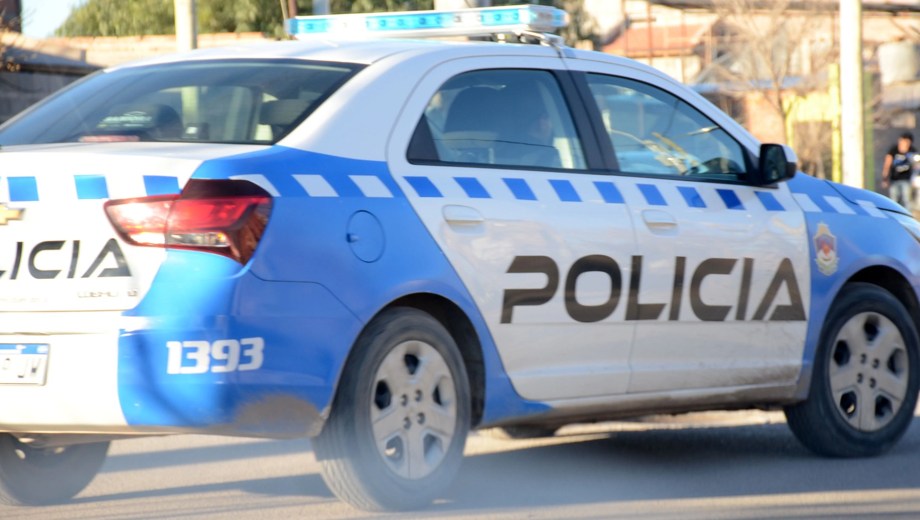 Un joven fue asesinado y una adolescente resultó herida tras una balacera.