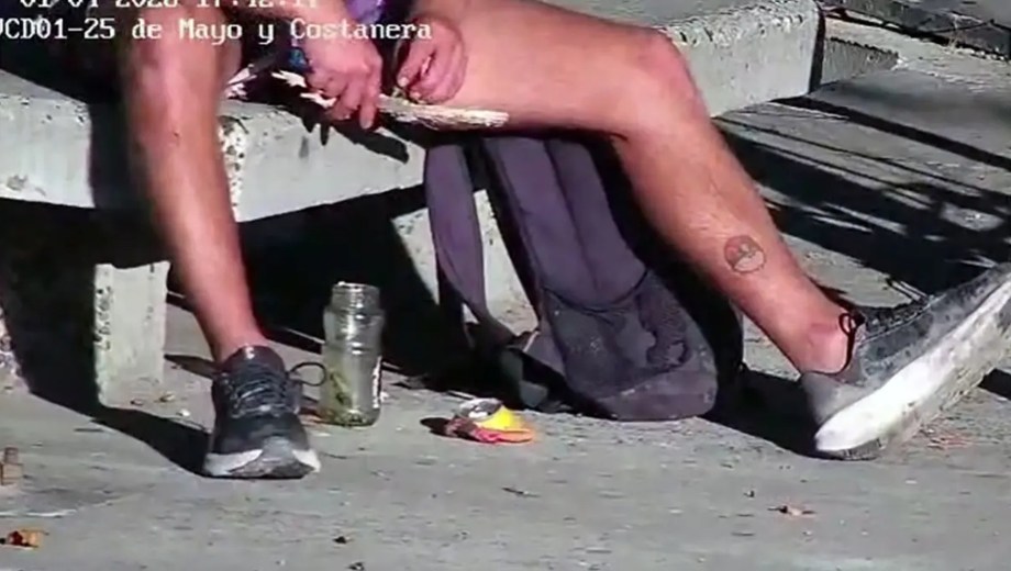 Los sospechosos fueron interceptados en la Costanera de Viedma con un frasco de marihuana listo para su comercialización.
