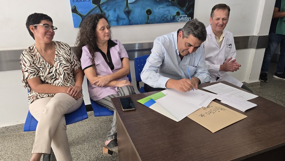 El ministro Thalasselis recorrió los hospitales para poner en funciones a nuevos directivos. Foto: Gentileza