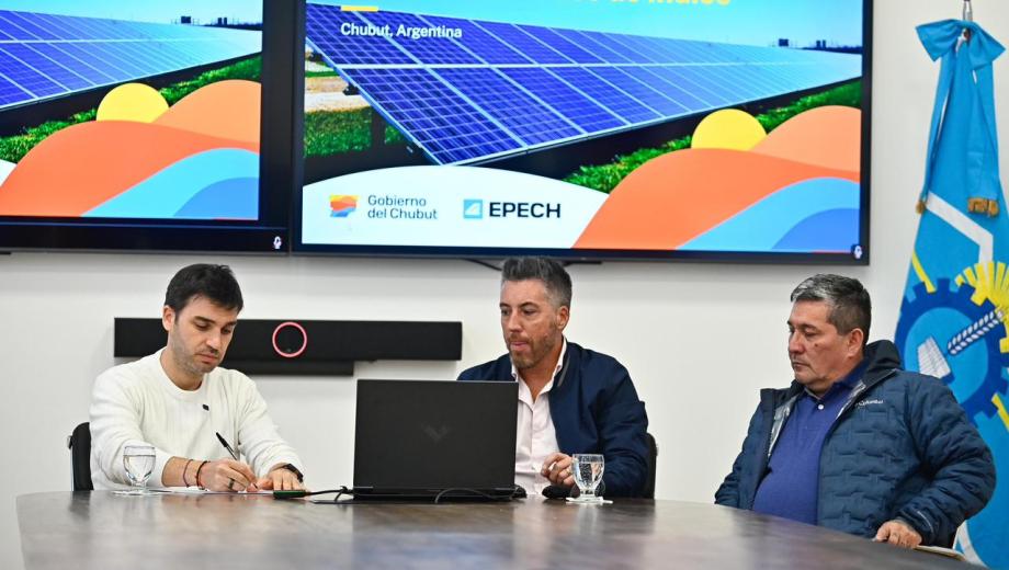 La actividad se desarrolló en la Sala de Situación de la Casa de Gobierno y contó con la participación del gerente general de EPECH, Sebastián De la Vallina, quien rubricó el convenio junto al titular del Ejecutivo. 