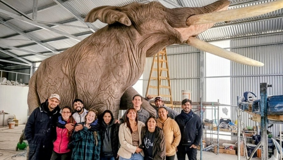 La reconstrucción del "Notiomastodon Platensis" es la primera obra de tal escala realizada íntegramente en la provincia. Foto: gentileza. 