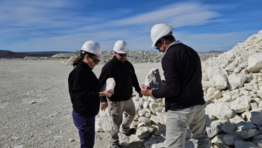 La firma sumó un sistema de generación solar para abastecer parte de su planta de procesamiento de diatomita, en una iniciativa que marca un antecedente para el desarrollo de una minería con menor huella ambiental en la provincia. Foto gentileza.
