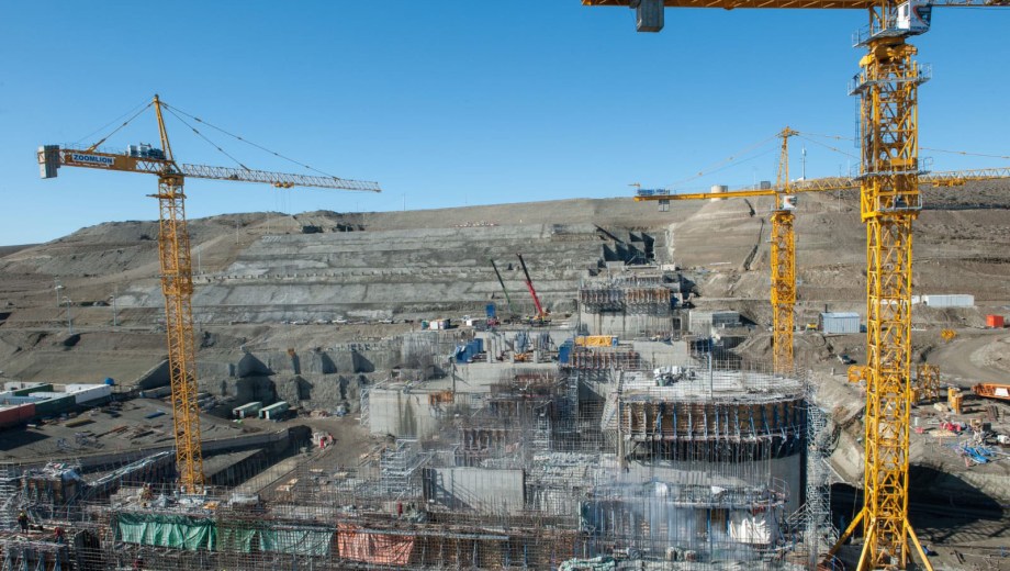 Las centrales volverán a llamarse Cóndor Cliff y La Barrancosa, mientras la obra pasa a depender del área de Recursos Hídricos para garantizar su continuidad.