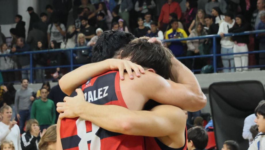 González y Cáceres fueron determinantes en la gran victoria de Viedma, que estiró la serie al quinto partido. (Fotos Carlo Viotti)