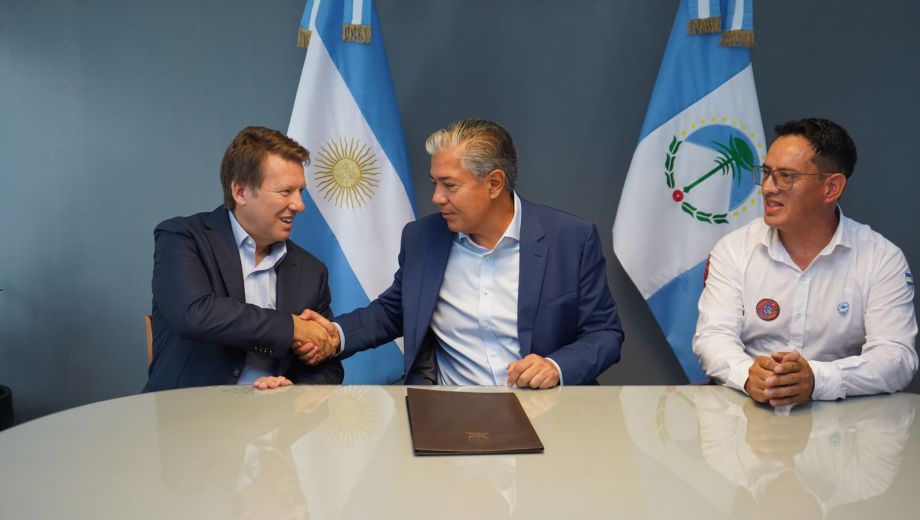 El convenio fue rubricado por autoridades provinciales de Neuquén y autoridades de la empresa.