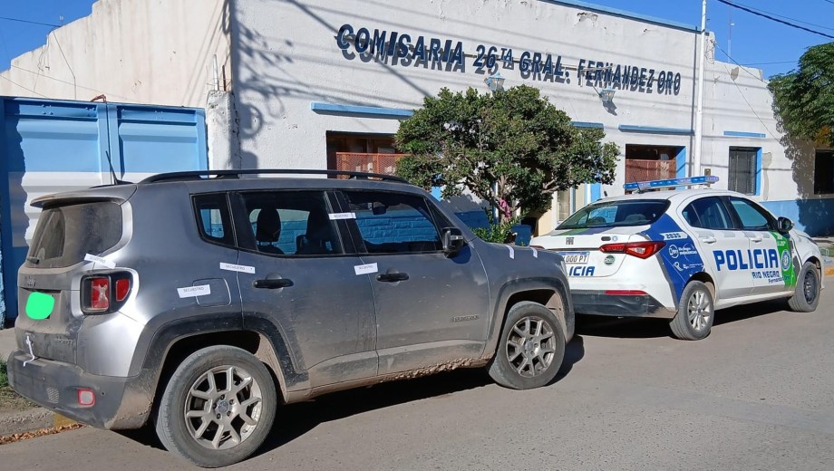 Allanamiento en Fernández Oro por robo en banda terminó con el secuestro de una camioneta, bicicletas y elementos clave para la causa.

