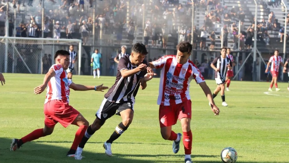 Cipolletti goleó a San Martín de Mendoza en su primer partido como local.
