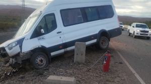 Violento choque en Vaca Muerta: una combi chocó contra un pilar sobre Ruta 17, qué se sabe de los heridos