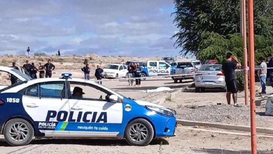 El crimen ocurrió en el barrio Antena de Zapala, donde la Policía realizó pericias y detuvo a tres sospechosos. Foto Centenario Noticias.
