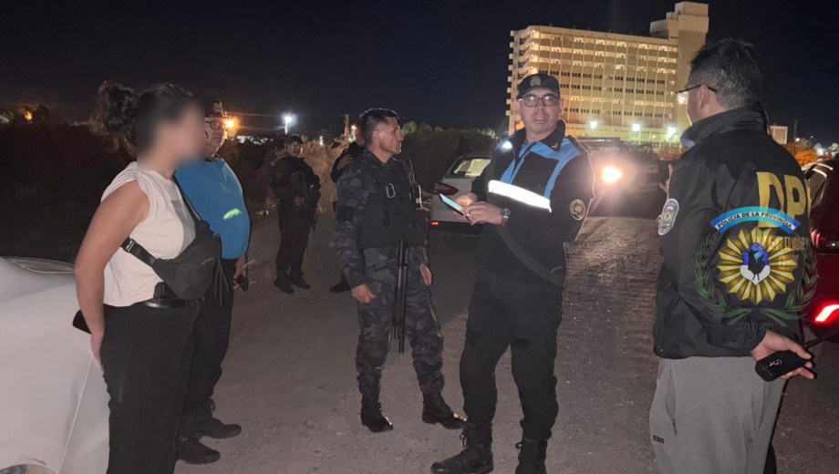 Fuerzas de seguridad de la vecina provincia interceptaron el rodado blanco utilizado por los sospechosos rionegrinos para huir de la justicia. Foto Policía de Chubut.