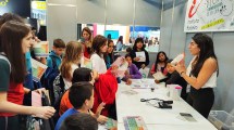 Imagen de Ciencia en vivo: el Instituto Balseiro propone descubrir reactores, radiación y comportamiento de la luz en la Feria del Libro