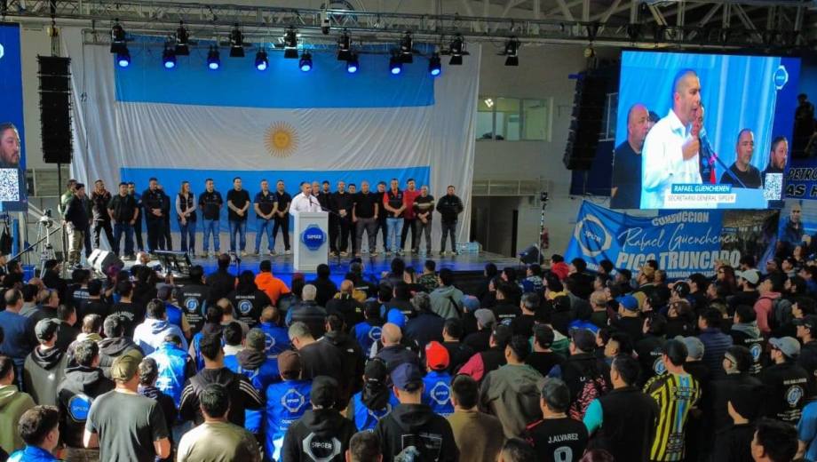 La medida fue resuelta en una asamblea con más de 6.000 trabajadores en Pico Truncado. El gremio apuntó contra las operadoras por incumplir planes de perforación y advirtió que no aceptará despidos. 
