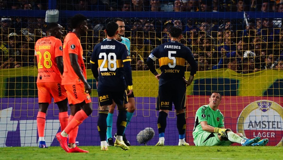 Marchesín sintió un fuerte dolor en la rodilla y tuvo que ser reemplazado por Marchesín- (Clarín Fotografía)