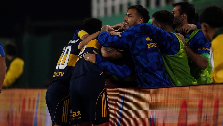 Giménez rompió el cero en Varela y lo fue a festejar con los suplentes. (Clarín Fotografía)