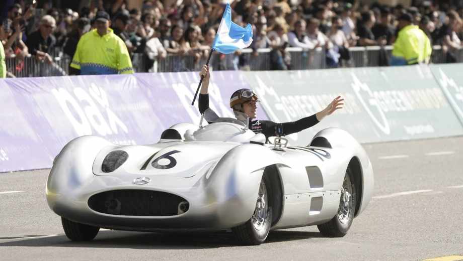 Colapinto emocionó a todos a bordo de la Flecha de Plata de Fangio. (Foto: Fernando de la Orden)