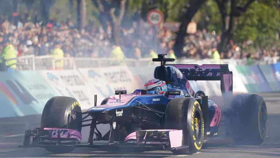 Colapinto a bordo del Lotus E20, en Buenos Aires. (Foto: Clarín)