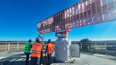 Nuevo radar en aeropuerto de Neuquén: cómo es la tecnología de INVAP que ya controla los vuelos en la Patagonia