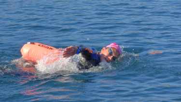 El Desafío Los Alerces fue un éxito: más de 130 nadadores participaron de la prueba en el Lago Futalaufquen