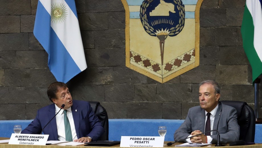 El gobernador y el vice. El último encuentro ocurrió en la sesión legislativa del 1º de marzo. Este miércoles, posiblemente, vuelvan a encontrarse en el Aniversario de Viedma. Foto: M. Ochoa.