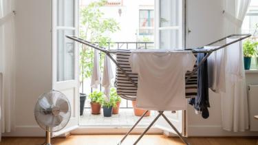 El error al tender la ropa en invierno que provoca mal olor (y cómo evitarlo)