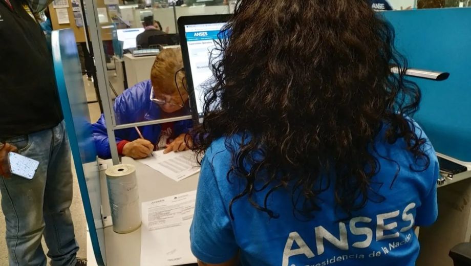 Jubilaciones y pensiones: ANSES aplicará un aumento del 3,38% en mayo tras el dato del INDEC.-