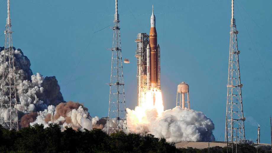 El cohete Artemis II de la NASA despega desde la plataforma de lanzamiento del Centro Espacial Kennedy. (Foto AP/Chris O'Meara)