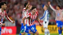 Imagen de Julián Álvarez quiere irse del Atlético Madrid y estalló la polémica: el club lo chicaneó y los hinchas incendiaron su camiseta