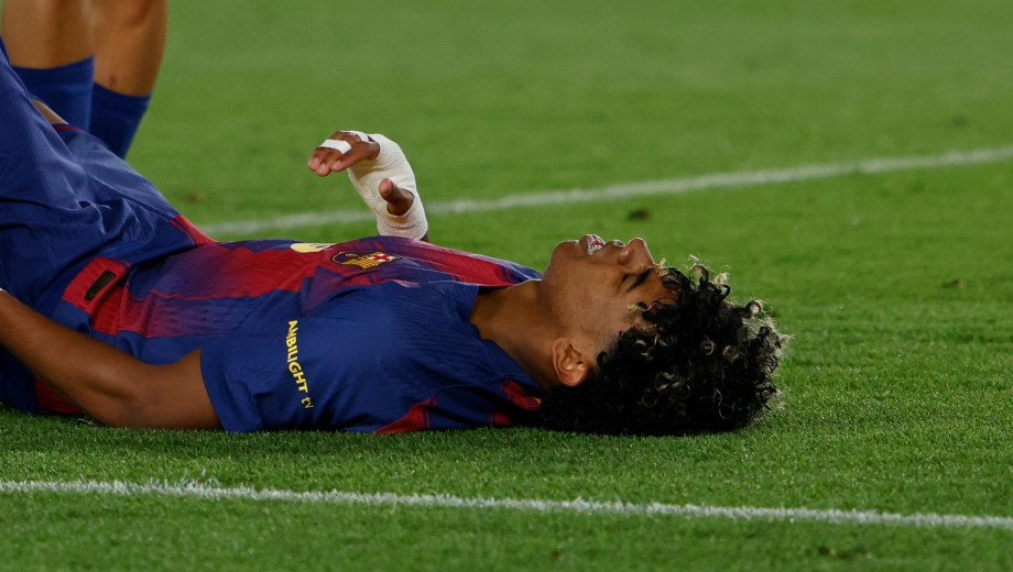 Lamine Yamal se tumbó al suelo luego de marcar de penal con claros gestos de dolor. (AP)