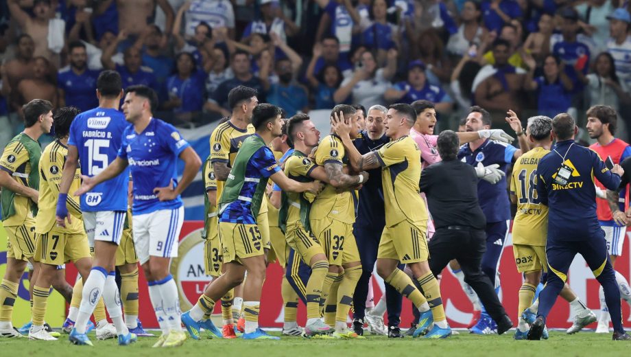 Cruzeiro derrotó a Boca en un partido caliente que terminó con trifulca. (AP)