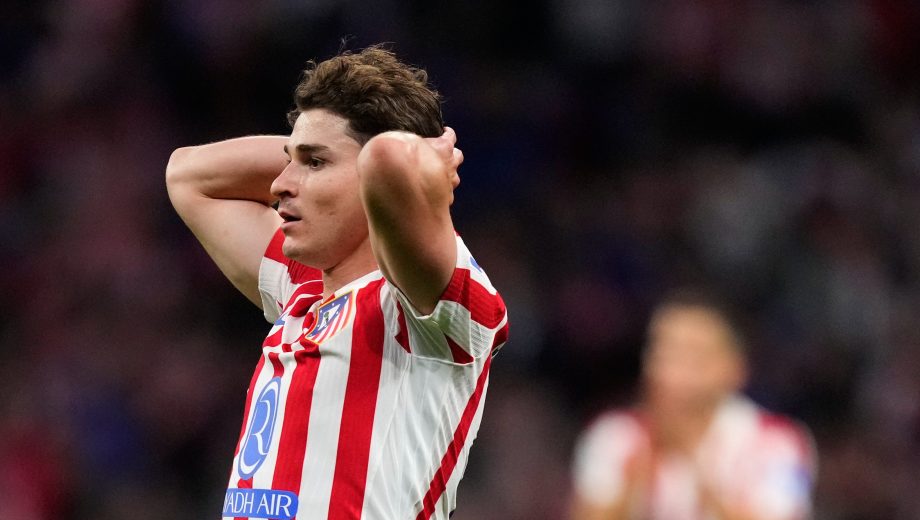 Julián Álvarez se lamentó tras un potente remate que fue atajado por el español David Raya. (Foto: AP)