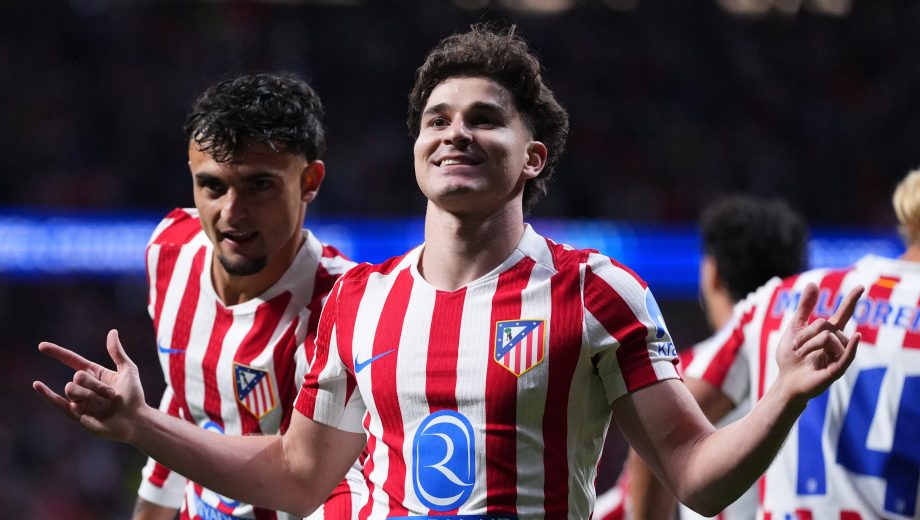 Julián Álvarez marcó de penal ante Arsenal y superó un récord de Lionel Messi. (Foto: AP)