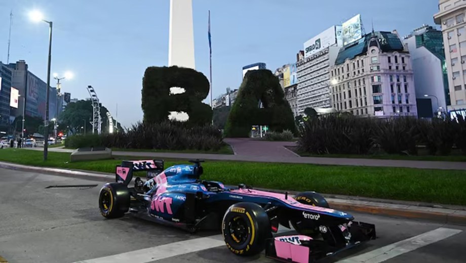 El Lotus E20 fue exhibido en el Obelisco en la previa del evento.