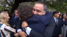 Imagen de Abrazo entre Javier Milei y Manuel Adorni: en medio de los rumores, el presidente reforzó su apoyo