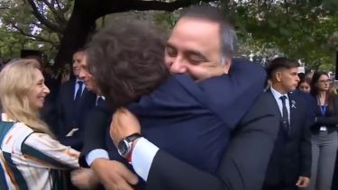 Abrazo entre Javier Milei y Manuel Adorni: en medio de los rumores, el presidente reforzó su apoyo