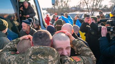 Ucrania y Rusia intercambian 350 prisioneros de guerra: habrá alto el fuego para la Pascua ortodoxa