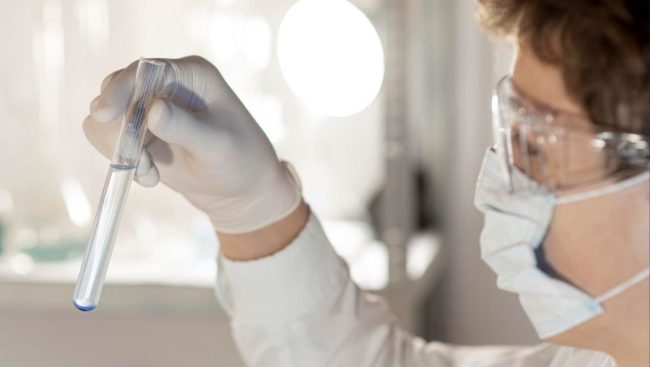 La presencia de cromo hexavalente representa una amenaza creciente en el agua debido a su uso en industrias como la del cuero, pinturas y metales
