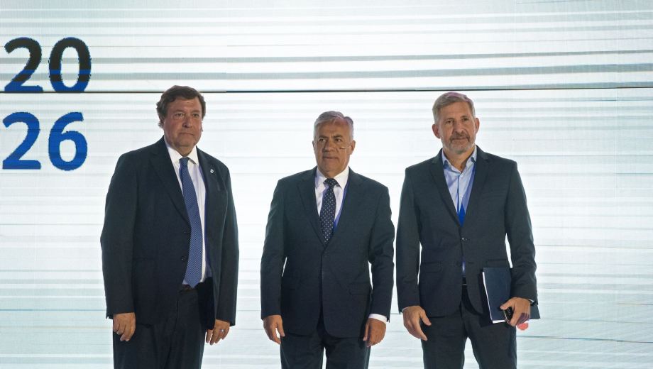 Alberto Weretilneck Alfredo Cornejo y Rogelio Frigerio estuvieron en un panel de AmCham. (Foto: gentileza)