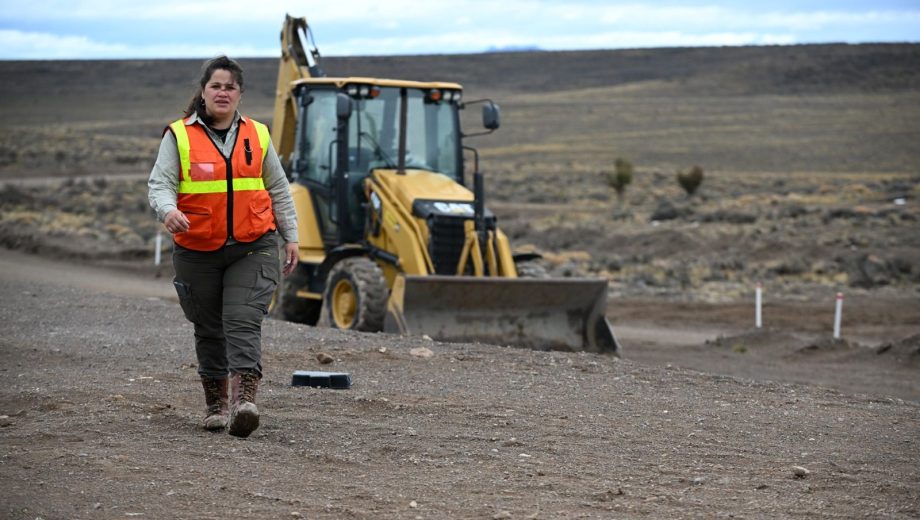 Andrea Aguilera trabaja en el proyecto minero Calcatreu, opera un camión que transporta el mineral. Foto: Chino Leiva